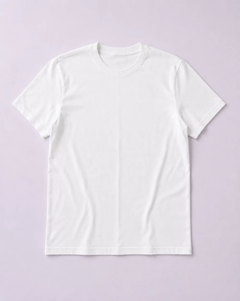 Un polo blanco liso, tendido y planchado, visto de frente