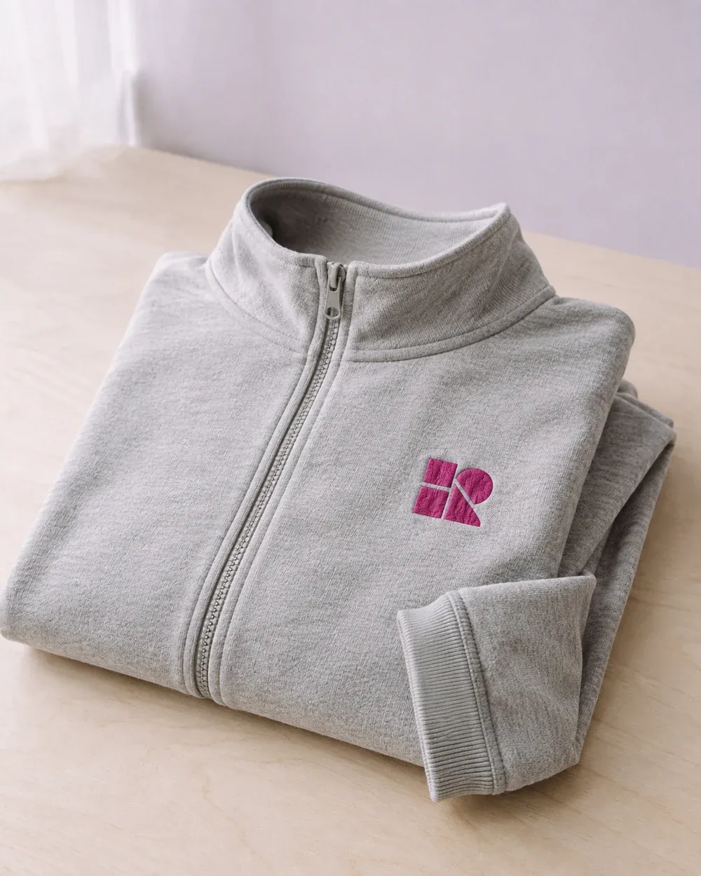 Casaca deportiva doblada, con el logo aplicado al pecho